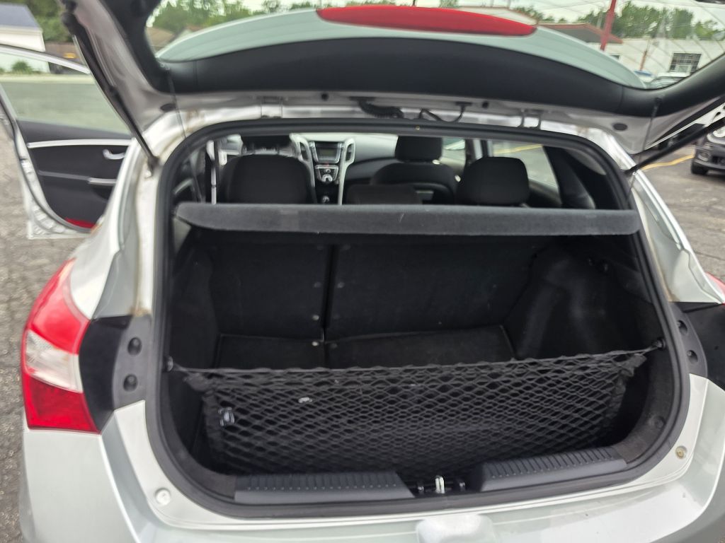 Photo 13 of this HYUNDAI ELANTRA GT