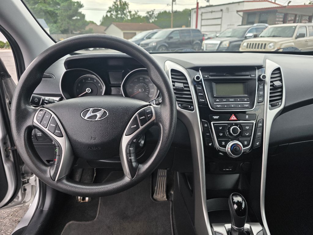 Photo 11 of this HYUNDAI ELANTRA GT