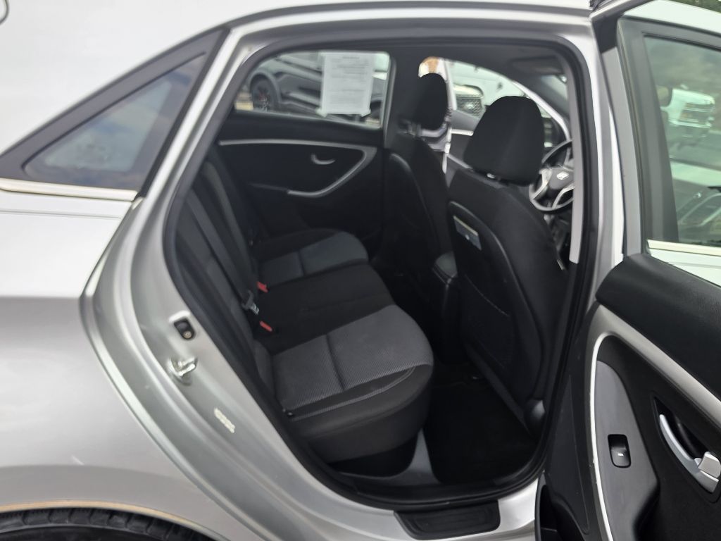 Photo 14 of this HYUNDAI ELANTRA GT