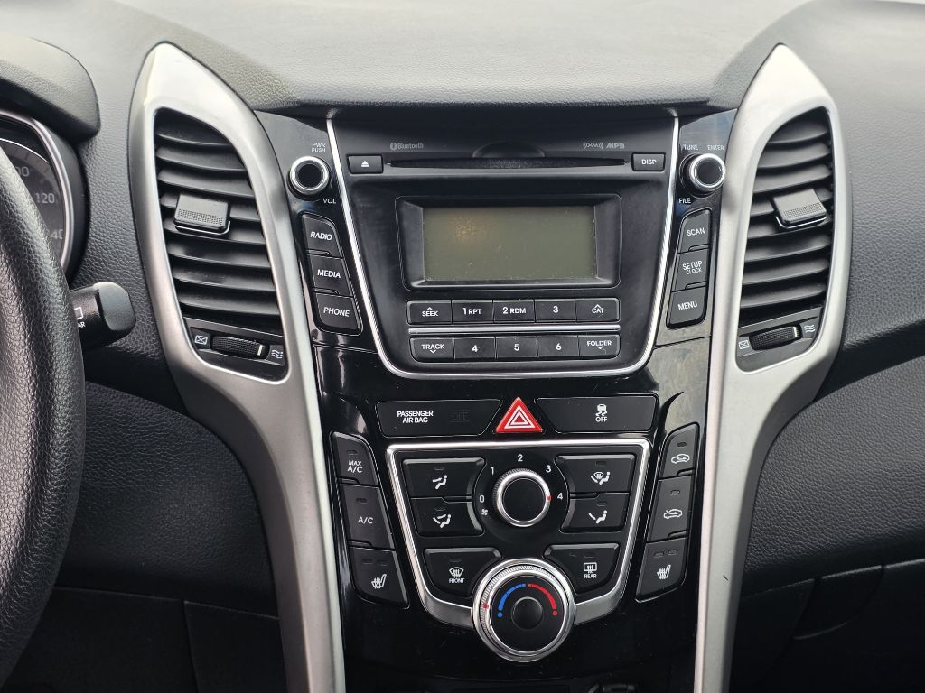 Photo 12 of this HYUNDAI ELANTRA GT