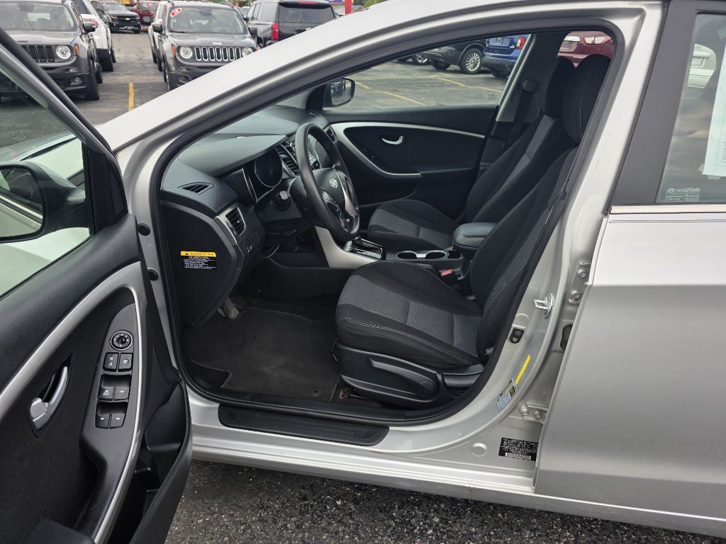 Photo 9 of this HYUNDAI ELANTRA GT