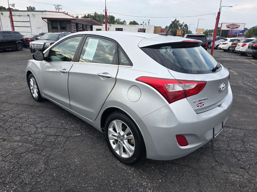 Photo 3 of this HYUNDAI ELANTRA GT