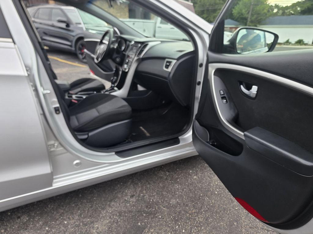 Photo 15 of this HYUNDAI ELANTRA GT