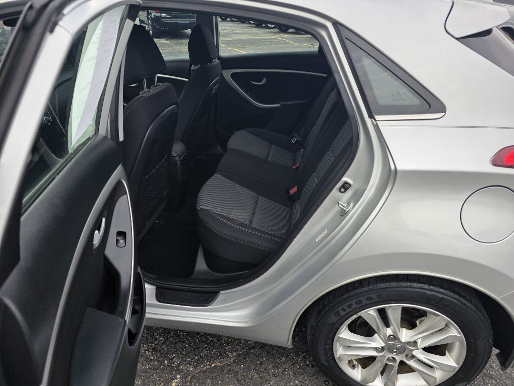 Photo 10 of this HYUNDAI ELANTRA GT