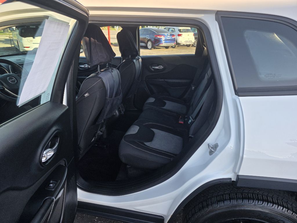 Photo 10 of this JEEP CHEROKEE