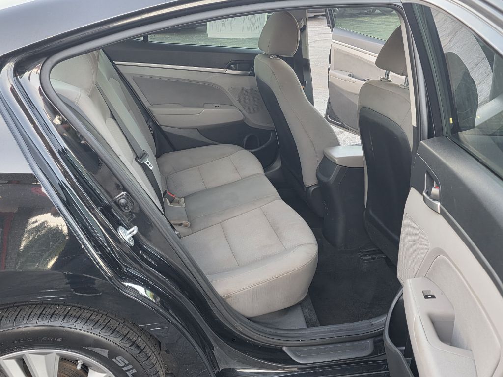 Photo 12 of this HYUNDAI ELANTRA