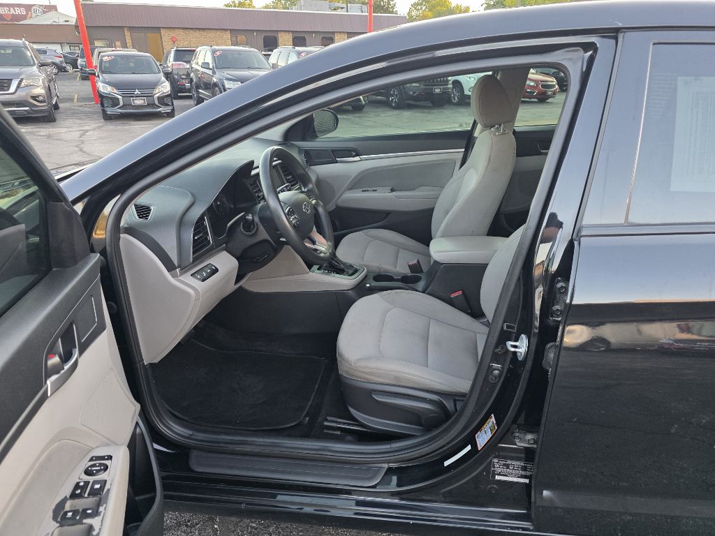 Photo 10 of this HYUNDAI ELANTRA
