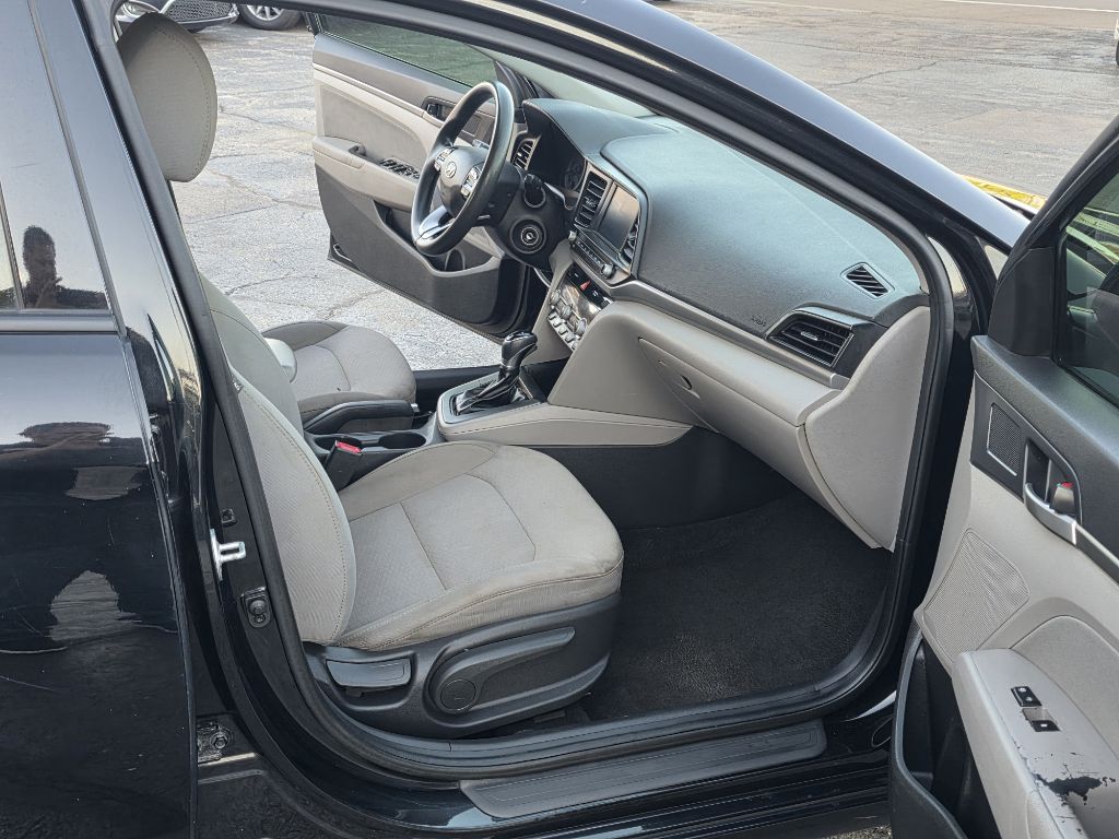 Photo 13 of this HYUNDAI ELANTRA