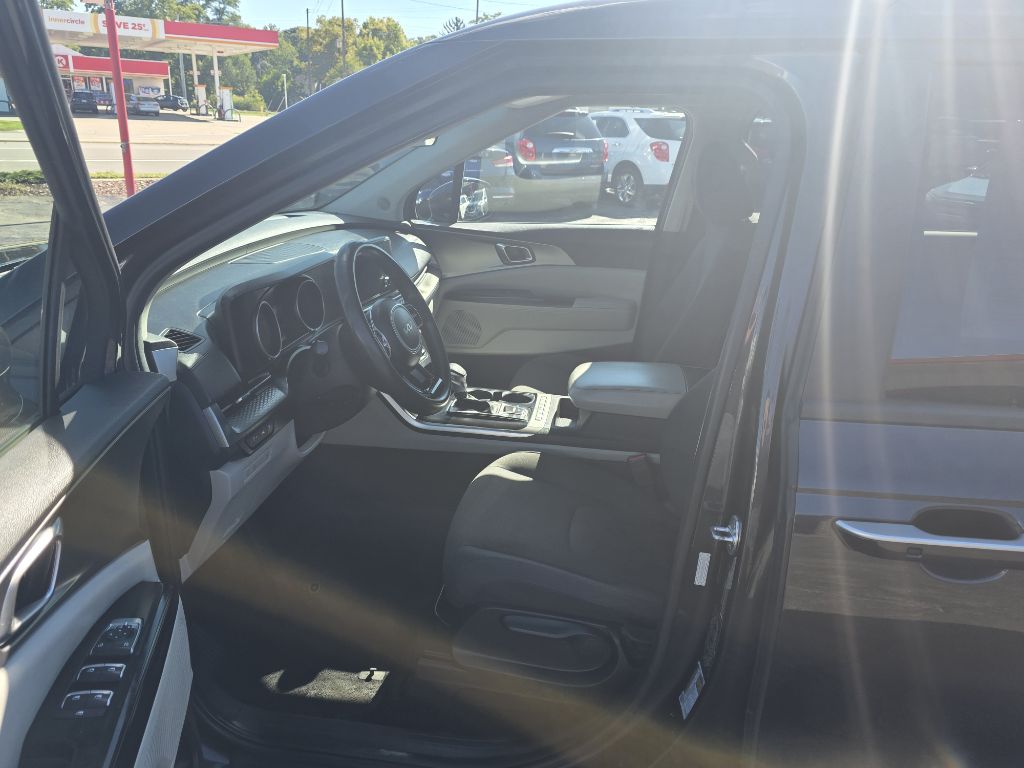 Photo 9 of this KIA CARNIVAL