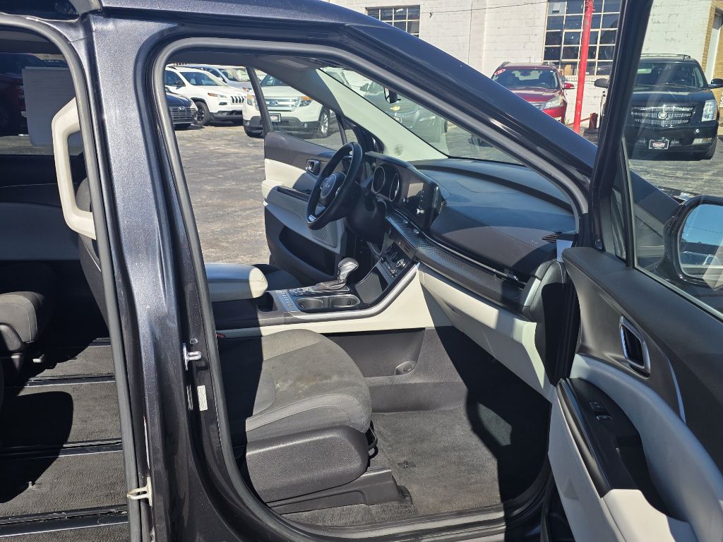 Photo 15 of this KIA CARNIVAL