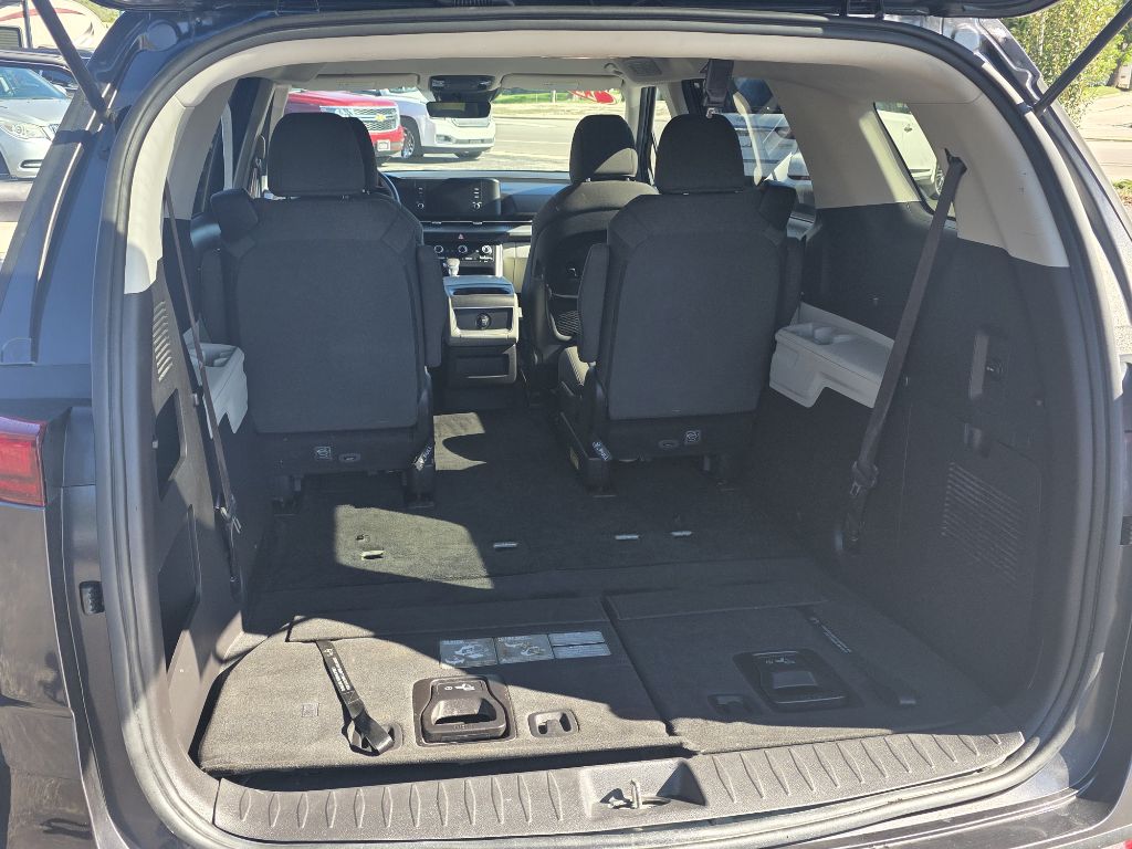 Photo 13 of this KIA CARNIVAL