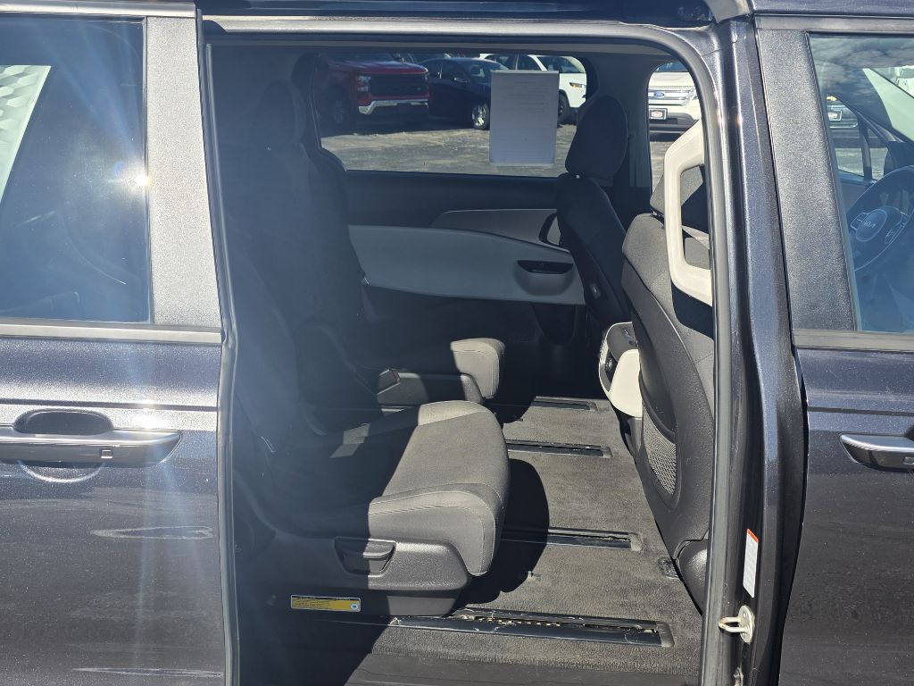 Photo 14 of this KIA CARNIVAL