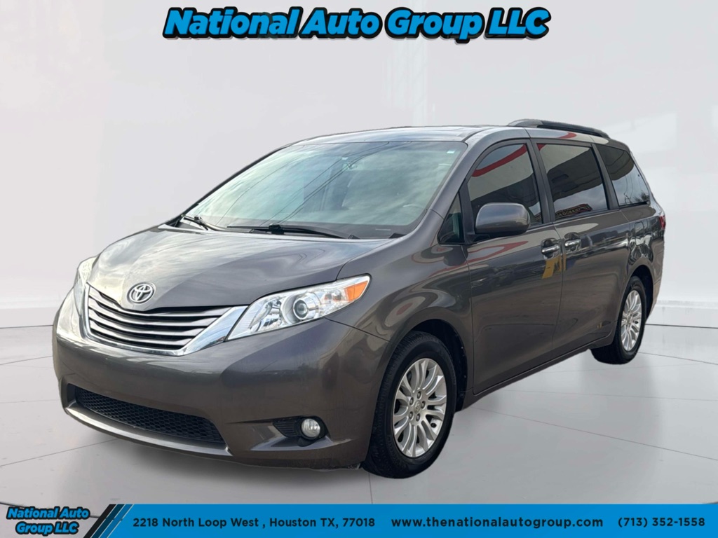 2017 Toyota Sienna XLE 7-Passenger Auto Access Seat FWD