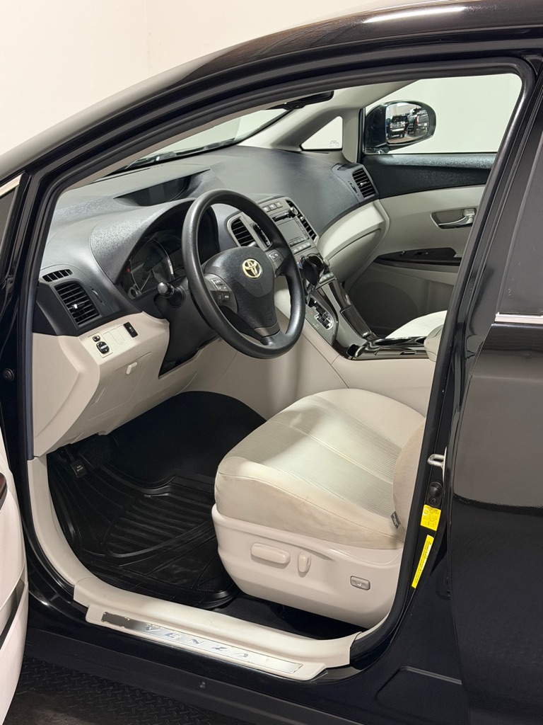Photo 7 of this TOYOTA VENZA