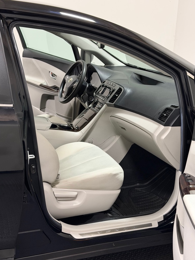 Photo 10 of this TOYOTA VENZA