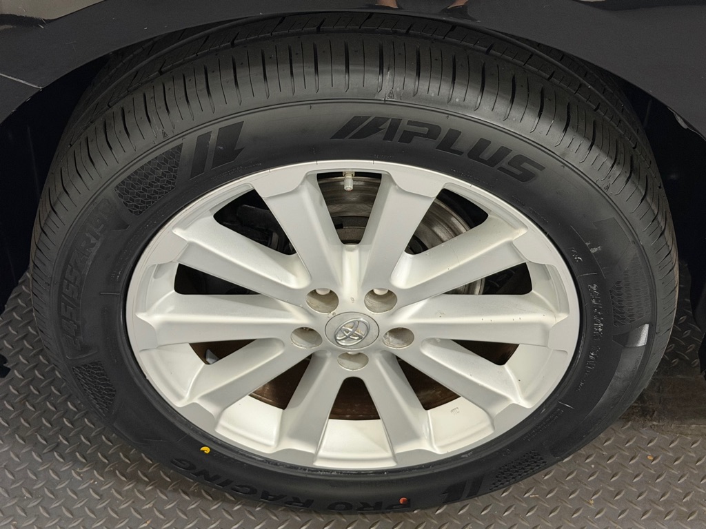 Photo 19 of this TOYOTA VENZA