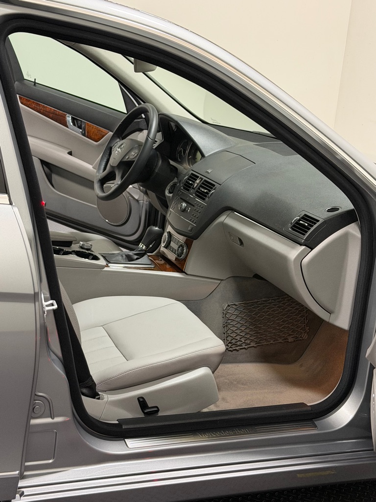 Photo 11 of this MERCEDES-BENZ C-CLASS