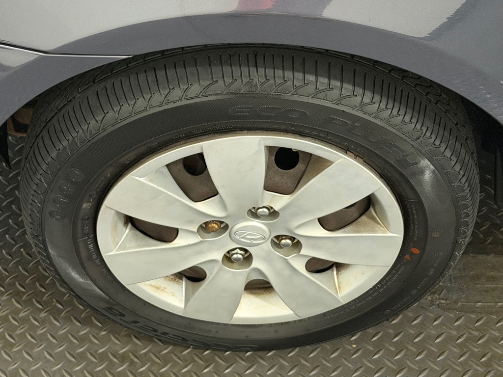 Photo 18 of this HYUNDAI ACCENT