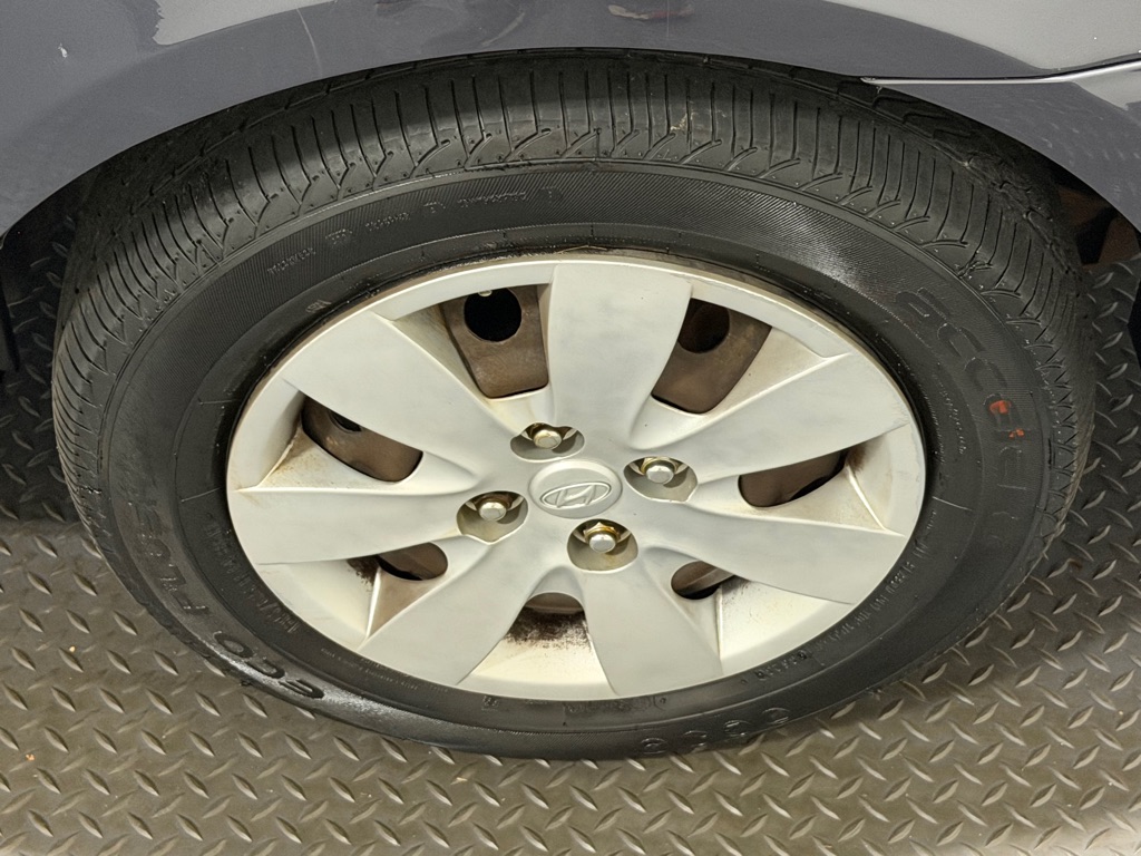 Photo 15 of this HYUNDAI ACCENT