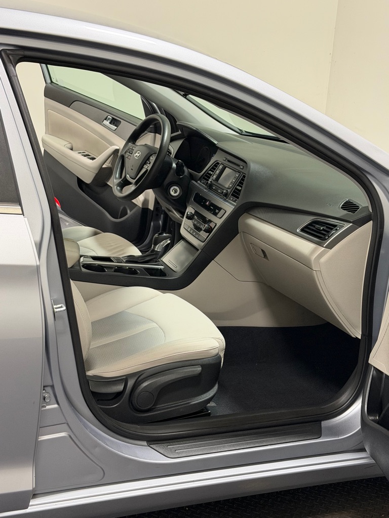 Photo 11 of this HYUNDAI SONATA