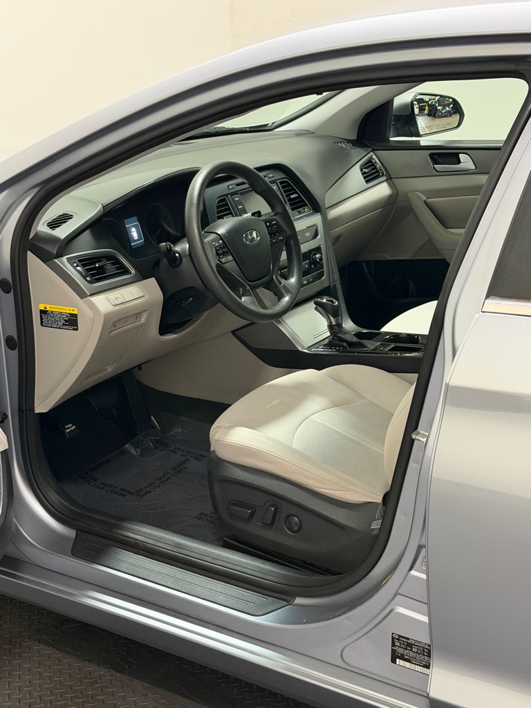 Photo 8 of this HYUNDAI SONATA