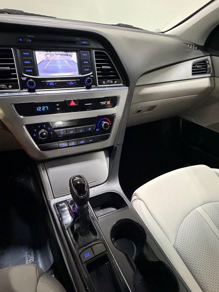 Photo 13 of this HYUNDAI SONATA