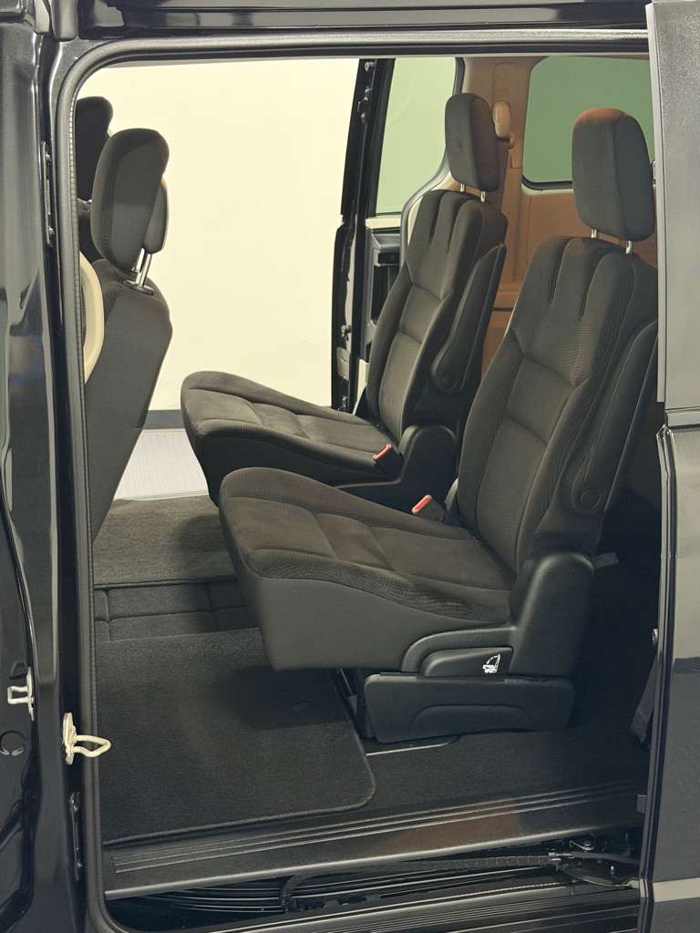 Photo 9 of this DODGE GRAND CARAVAN