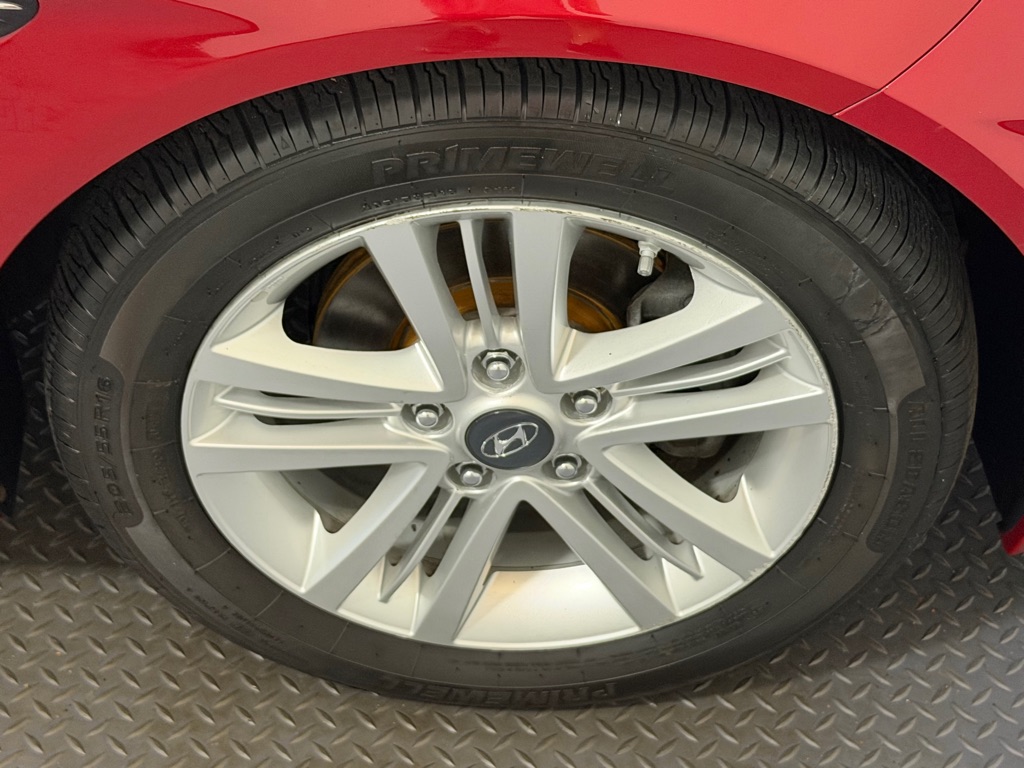 Photo 16 of this HYUNDAI TIBURON