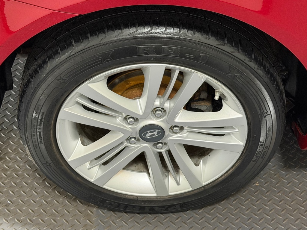 Photo 17 of this HYUNDAI TIBURON