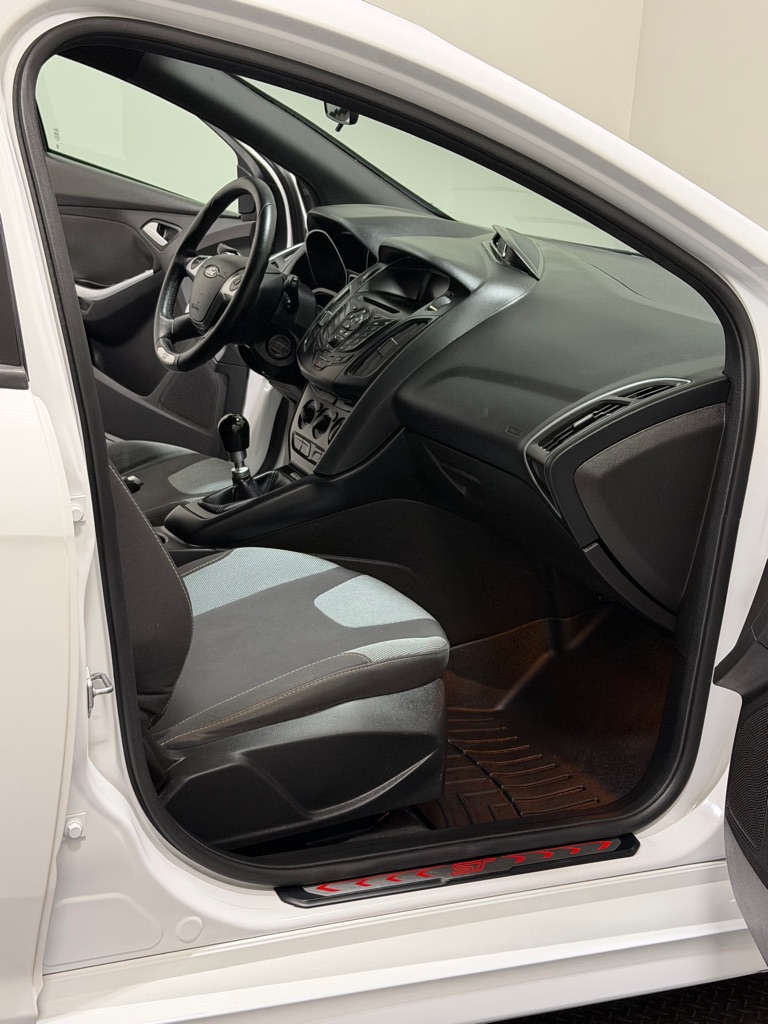 Photo 11 of this FORD FOCUS