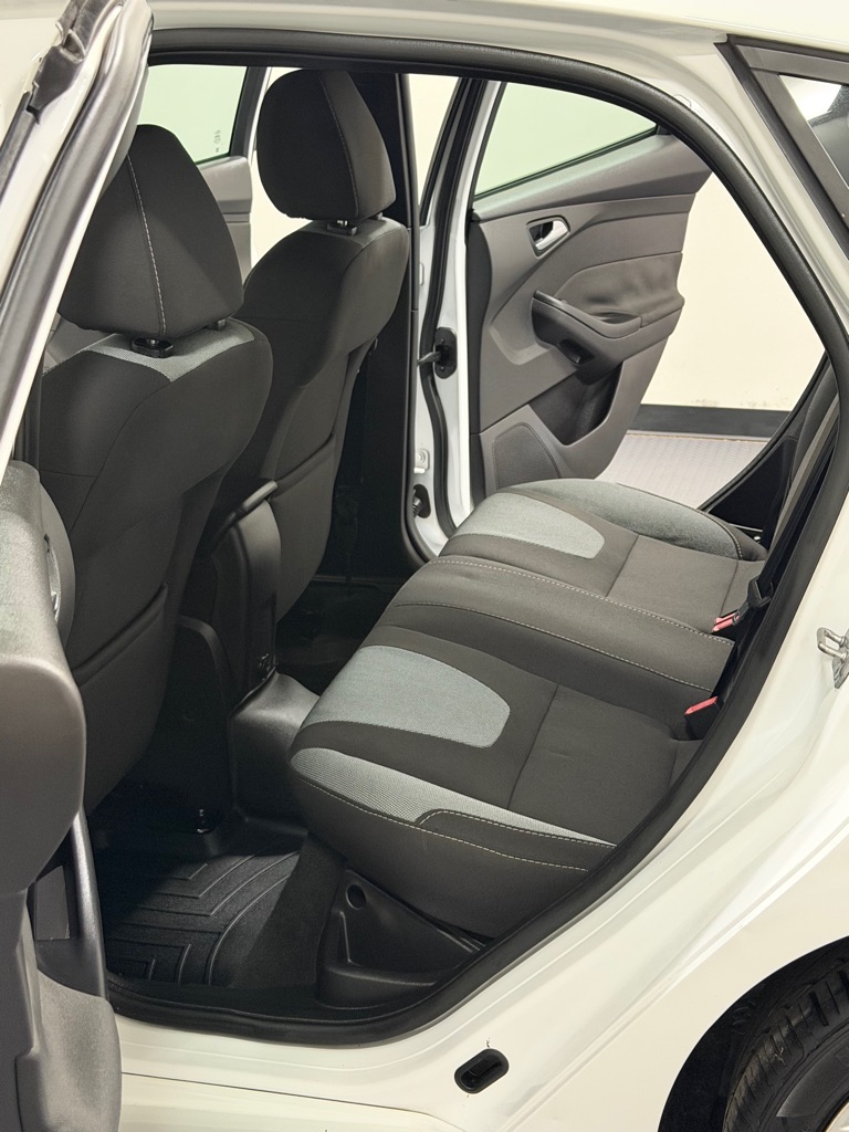 Photo 9 of this FORD FOCUS