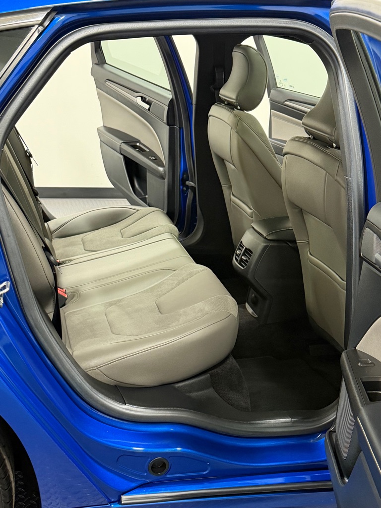 Photo 10 of this FORD FUSION