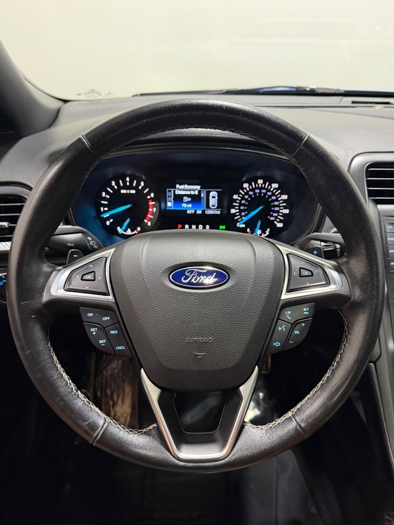 Photo 15 of this FORD FUSION