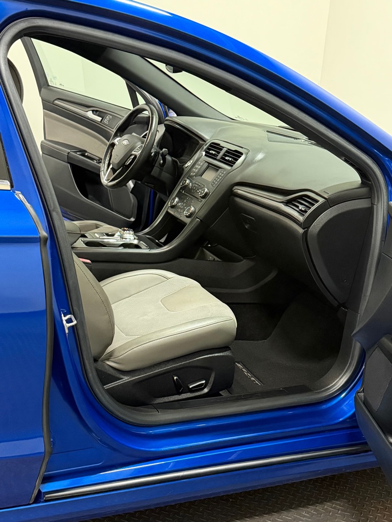 Photo 11 of this FORD FUSION