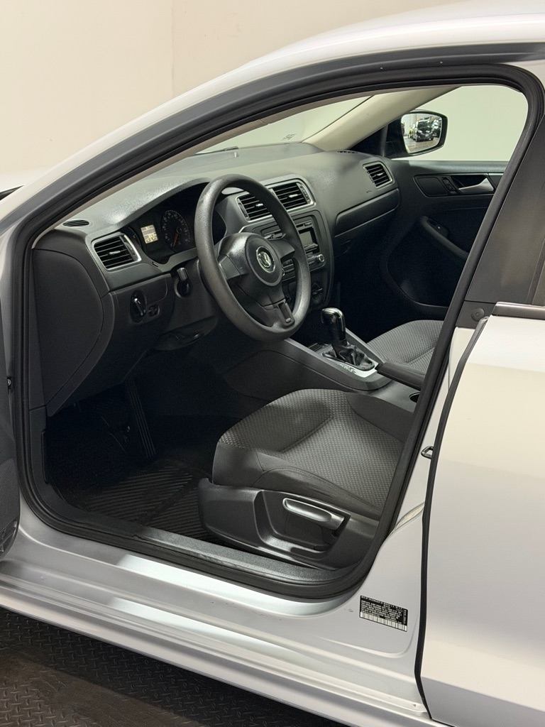 Photo 8 of this VOLKSWAGEN JETTA