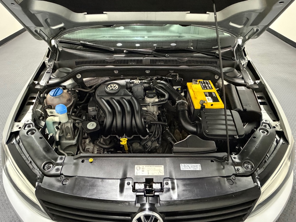 Photo 16 of this VOLKSWAGEN JETTA