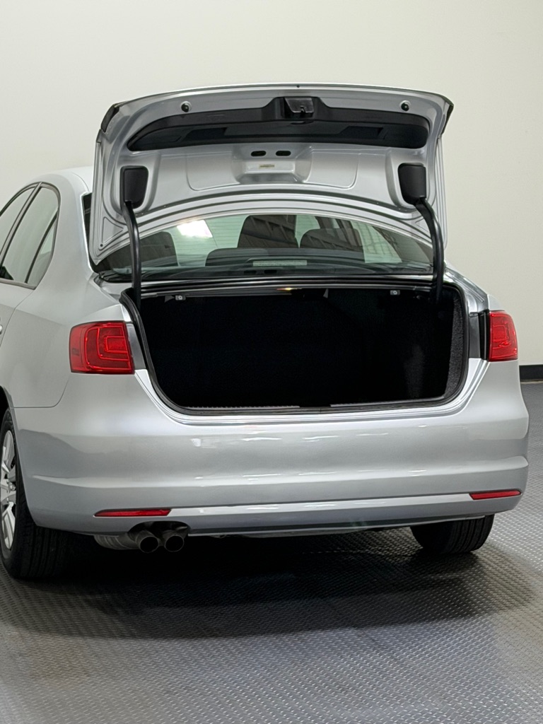Photo 12 of this VOLKSWAGEN JETTA