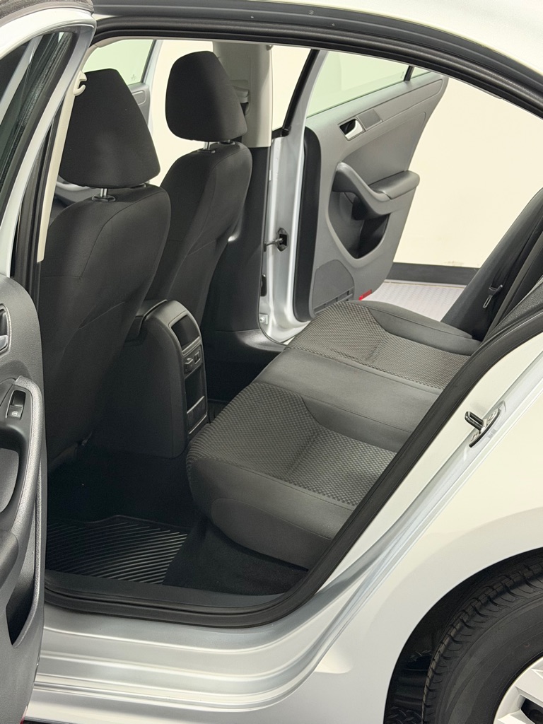 Photo 9 of this VOLKSWAGEN JETTA