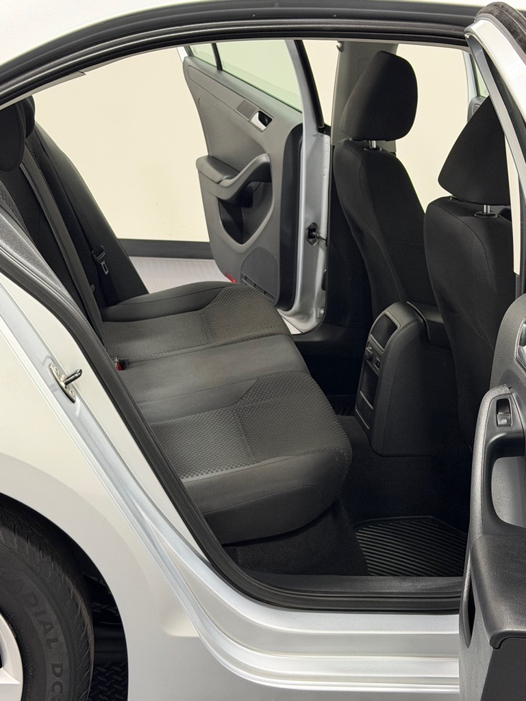 Photo 10 of this VOLKSWAGEN JETTA