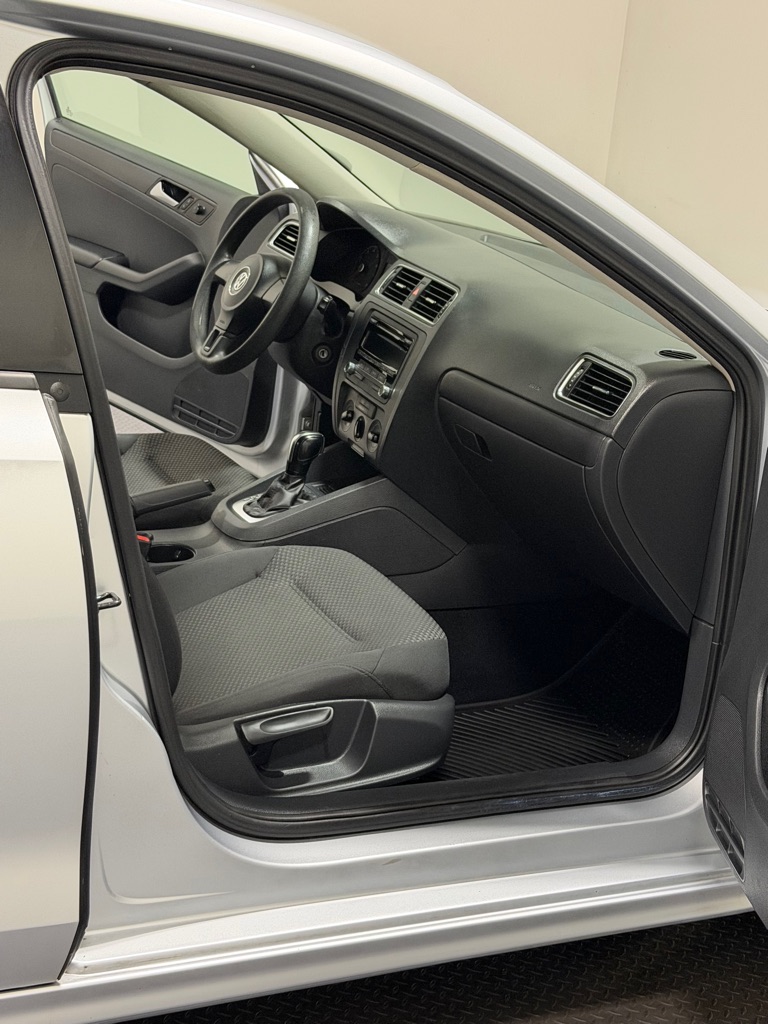 Photo 11 of this VOLKSWAGEN JETTA