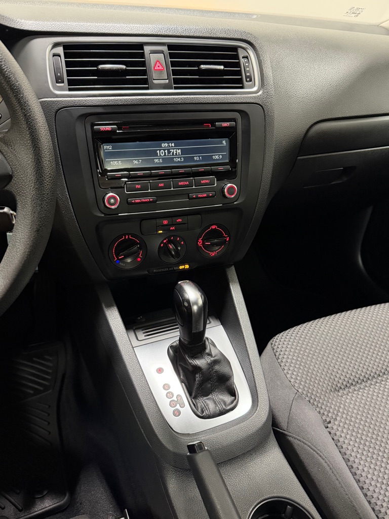 Photo 13 of this VOLKSWAGEN JETTA