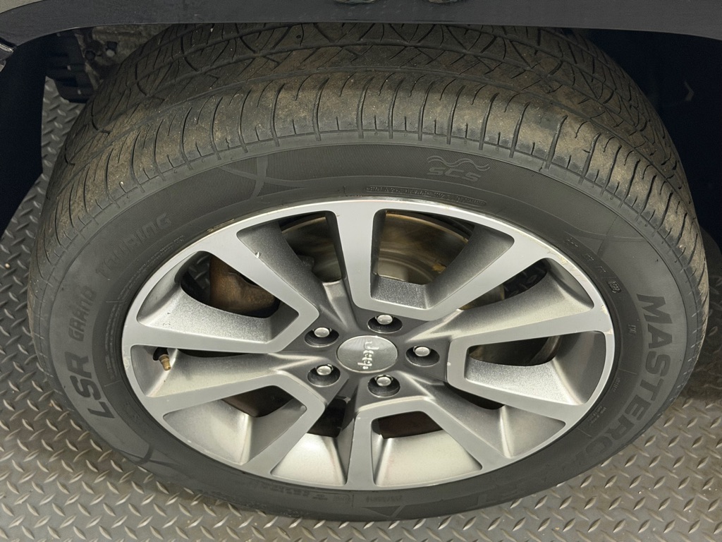 Photo 21 of this JEEP COMPASS