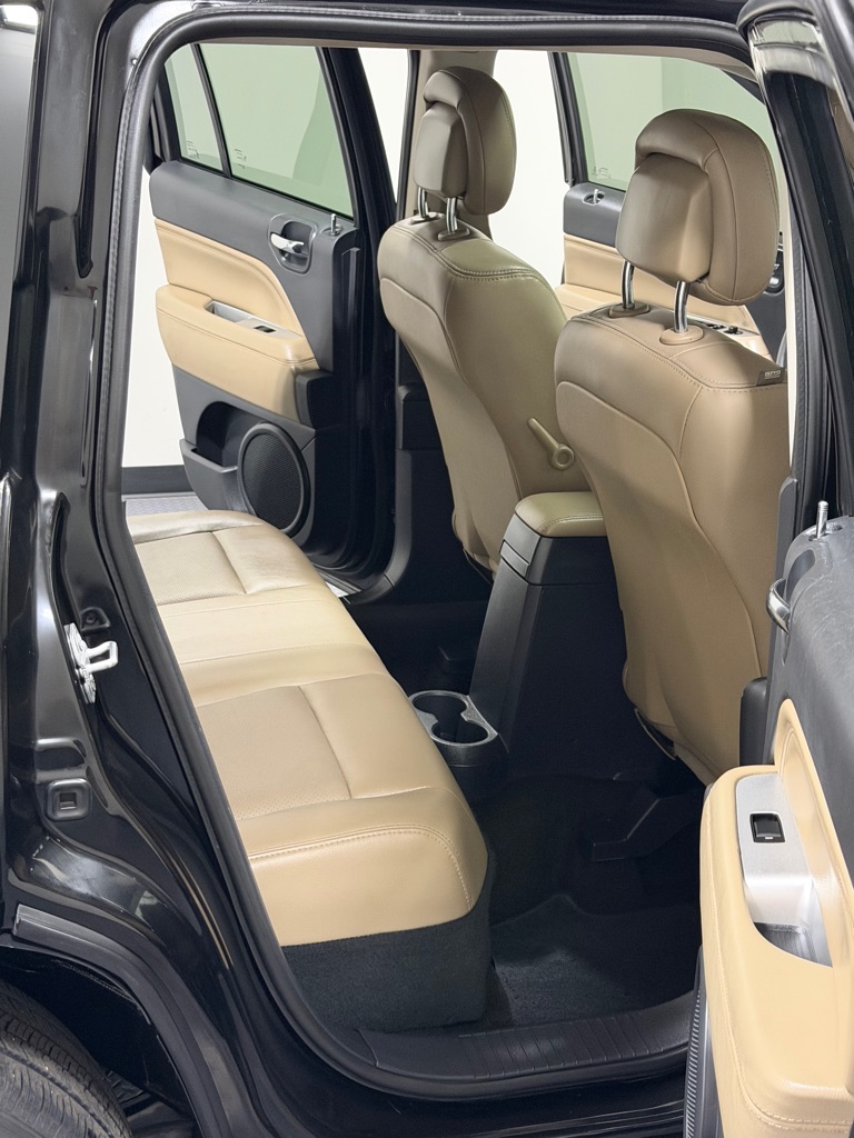 Photo 10 of this JEEP COMPASS