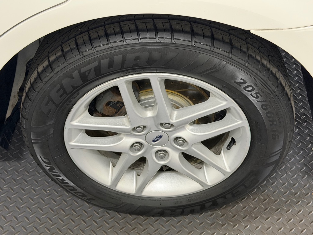 Photo 19 of this FORD FUSION