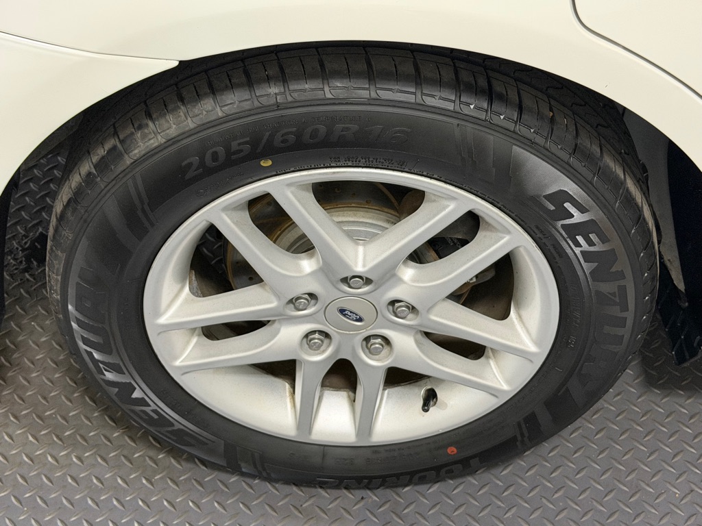 Photo 18 of this FORD FUSION