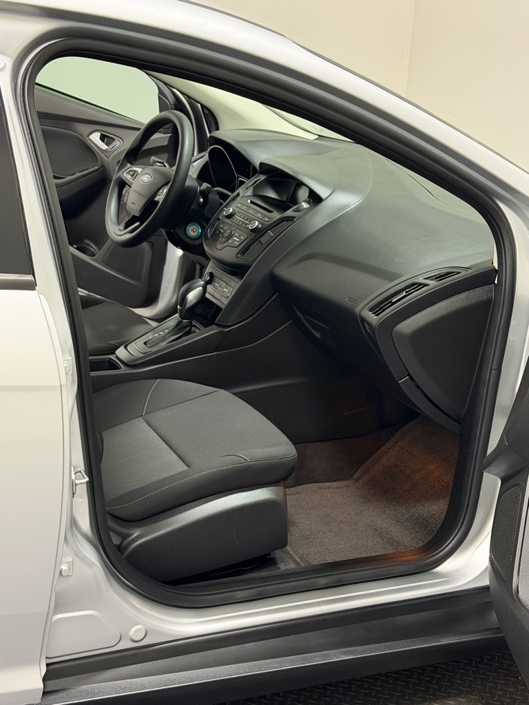 Photo 11 of this FORD FOCUS