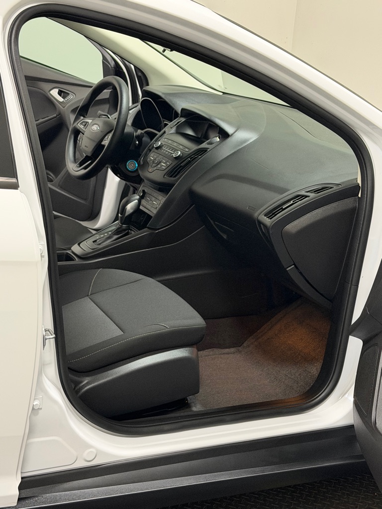 Photo 11 of this FORD FOCUS