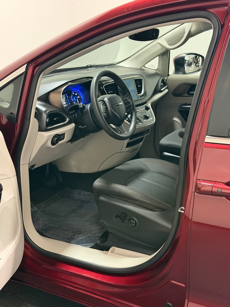Photo 8 of this CHRYSLER PACIFICA