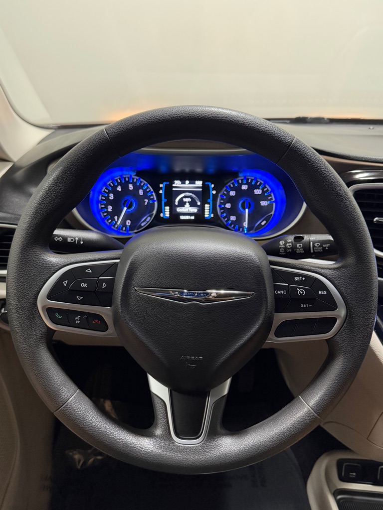 Photo 16 of this CHRYSLER PACIFICA