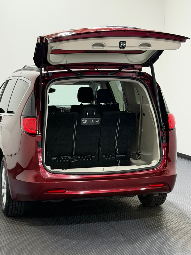 Photo 13 of this CHRYSLER PACIFICA
